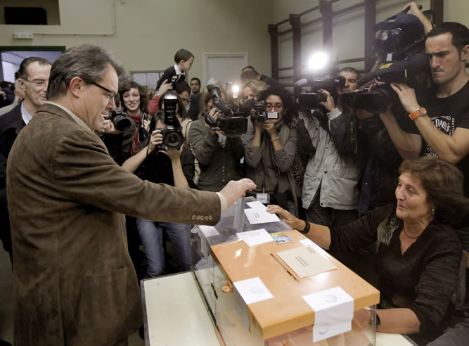 El presidente de la Generalitat, Artur Mas, ejerce su derecho al voto en la Escola Infant Jesús de Barcelona.