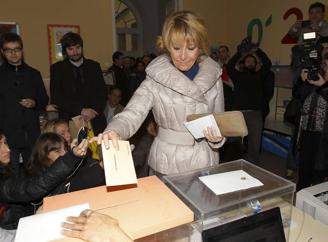 La presidenta de la Comunidad de Madrid y del PP regional, Esperanza Aguirre, ejerce su derecho al voto en las elecciones generales en su colegio electoral, el Pi i Margall, en la madrileña plaza del Dos de Mayo.