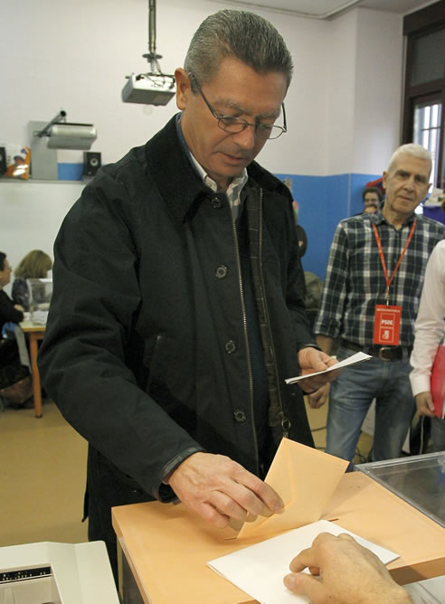 El alcalde de Madrid y candidato del PP al Congreso, Alberto Ruiz-Gallardón, ejerce su derecho al voto en el colegio Pi i Margall de la madrileña plaza del Dos de Mayo, en los comicios generales.