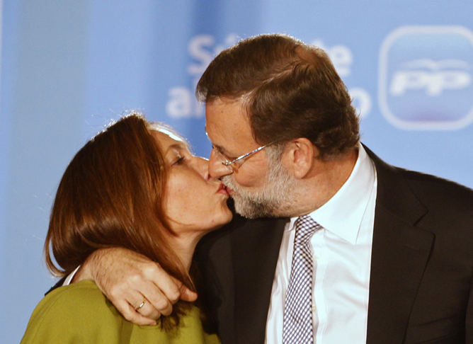 El futuro presidente del Gobierno besa a su mujer en el balcón de la calle Génova