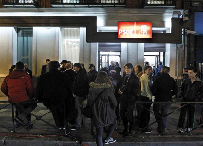 Apenas una decena de personas se agrupan frente a la sede central del Partido Socialista en Madrid