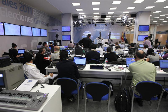 Decenas de periodistas esperan los datos electorales en la noche del 20-N