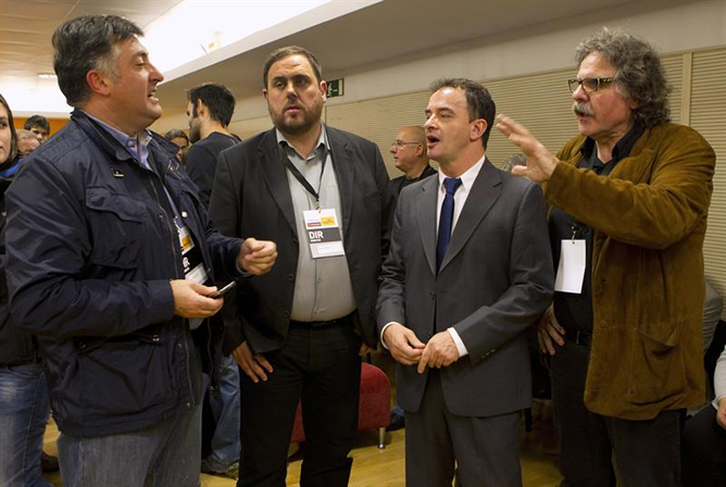 Los miembros de ERC, Joan Puigcercós (i); Oriol Junqueras, Alfred Bosch, y Joan Tardà, de izda a dcha, conversan en Barcelona desde donde siguen la evolución de los datos de las elecciones generales