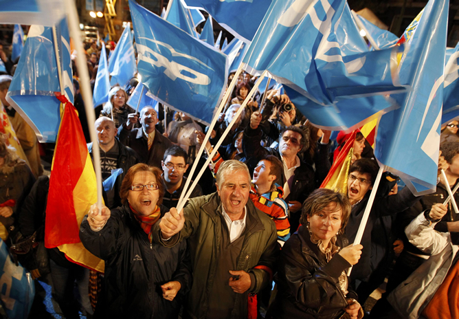 Cientos de personas se arremolinan ante la sede nacional del Partido Popular a la espera del discurso de Mariano Rajoy