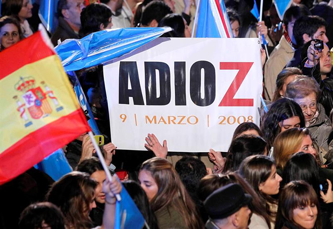 Unos simpatizantes del PP portan una pancarta contra Zapatero de las elecciones de 2008