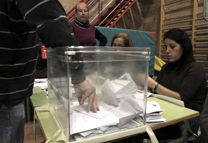 Momento del recuento de papeletas en una mesa electoral del colegio público Las Albinas en Chiclana de la Frontera (Cádiz)