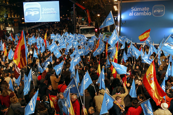 Plano general de los simpatizantes del PP que esperan a Mariano Rajoy en la calle