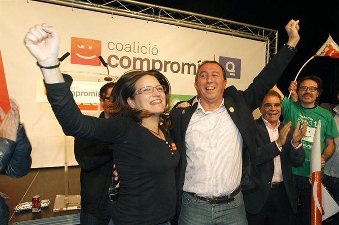 El cabeza de lista al Congreso de la coalición Compromís-Q por Valencia, Joan Baldoví, y la diputada autonómica Mònica Oltra, celebran junto a los simpatizantes los resultados que se van conociendo durante el recuento efectuado al cierre de los colegios