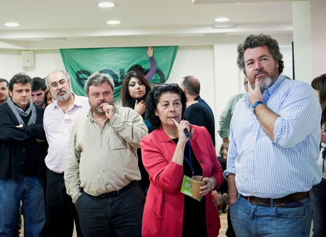 Los líderes de Equo, Juan López de Uralde (d) e Inés Sabanés (2d) en el interior de la sede donde esperan los resultados de las elecciones generales que han tenido lugar hoy en España