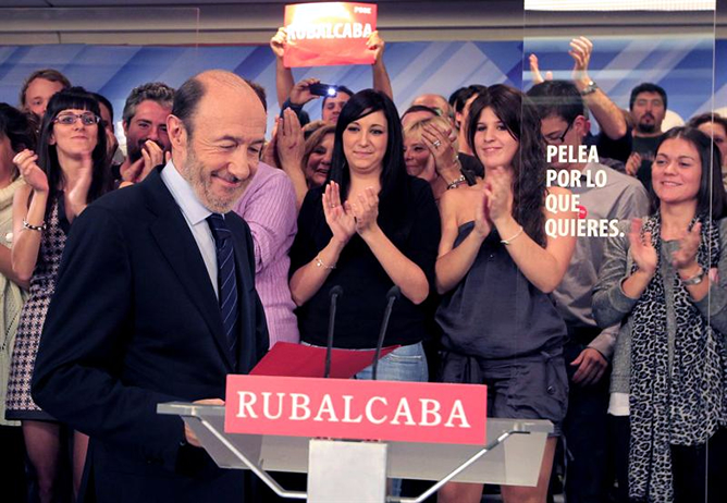Alfredo Pérez Rubalcaba, candidato del PSOE, se dirige al atril en la calle Ferraz para reconocer la derrota de su partido