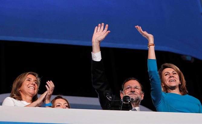 El candidato del Partido Popular a la presidencia del Gobierno, Mariano Rajoy, saluda a los miles de militantes y simpatizantes que se han concentrado para festejar el triunfo de los populares en la sede de la calle Génova, en Madrid