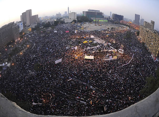 Multitudinaria manifestación en la plaza Tahrir de El Cairo contra la Junta Militar