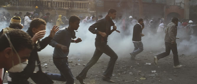 Enfrentamientos entre los manifestantes y la policía cerca de la plaza Tahrir