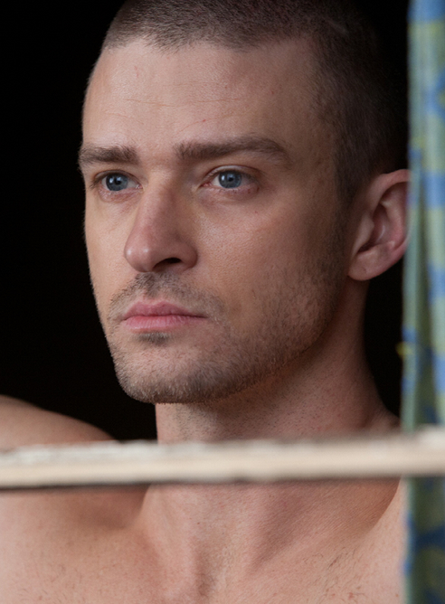 Justin Timberlake mira por la ventana en un fotograma de la película 'In time'
