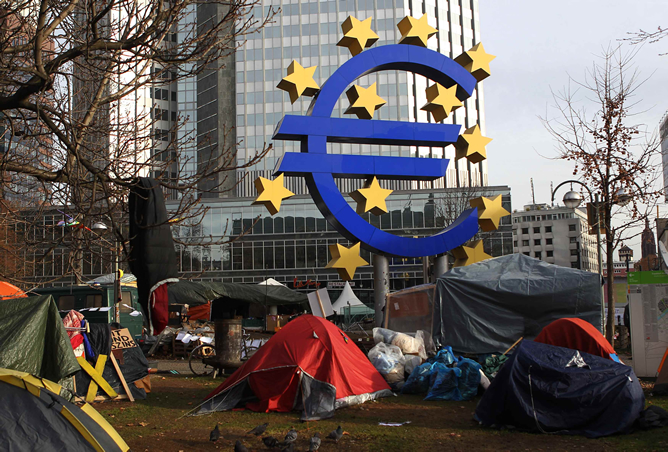 Tiendas de campaña de los 'indignados' en Frankfurt, ante la sede del Banco Central Europeo