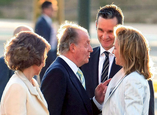 El rey conversa con los duques de Palma de Mallorca -la infanta Cristina e Iñaki Urdangarín-, en presencia de la reina, a su llegada a la ceremonia de inauguración de la Exposición Internacional 2008 de Zaragoza