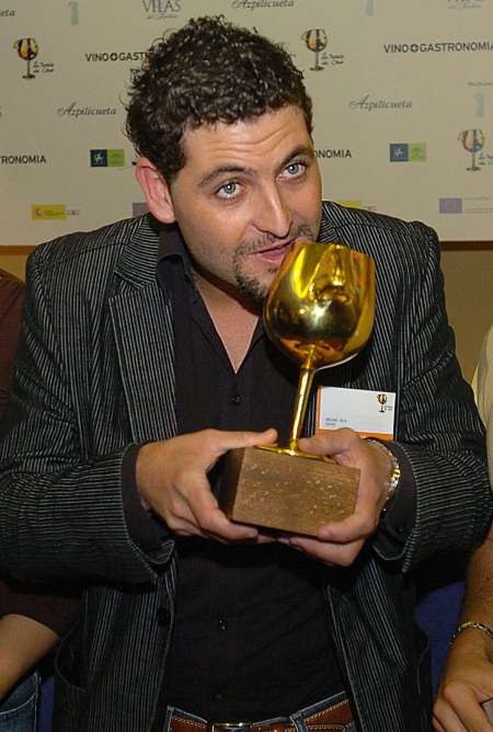 Foto de archivo del catalán David Seijas, sosteniendo el trofeo de ganador del premio Nariz de Oro 2006 que distingue al mejor sumillier español.