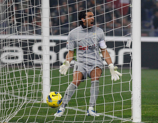 El arquero italiano de la Juventus se lamenta tras recibir el primer gol del partido que ha disputado su equipo ante la AS Roma de Luis Enrique