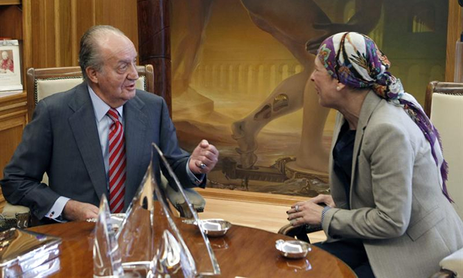 El rey Juan Carlos conversa con la diputada Uxue Barkos (Geroa Bai) en su despacho del Palacio de la Zarzuela
