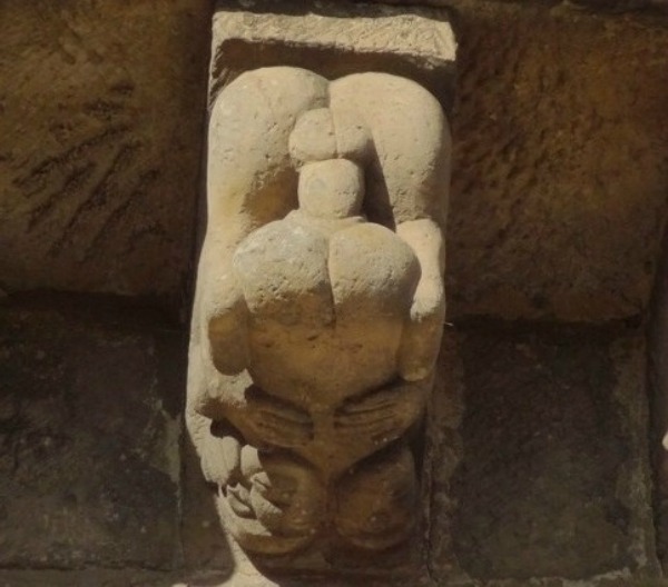 Escena de coito representada en uno de los canecillos de la iglesia de Cervatos (Cantabria), siglo XII