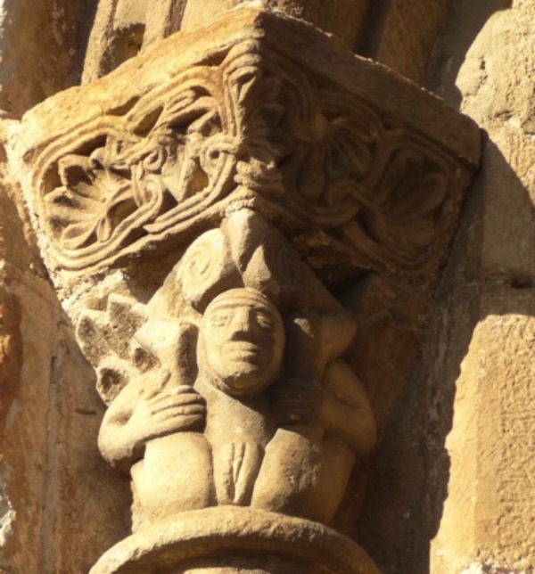 Mujer contorsionista y exhibicionista en uno de los capiteles exteriores de la iglesia de Cervatos (Cantabria), siglo XII