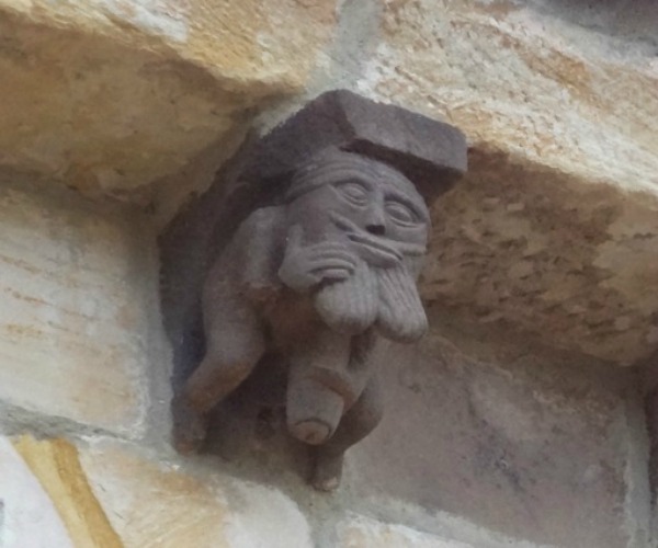 Hombre de aspecto grotesco masturbándose. Iglesia de San Martín de Elines (Cantabria), siglo XII