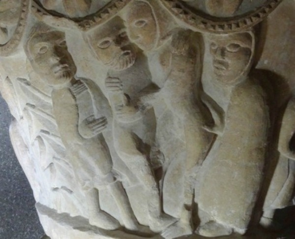Pila bautismal de Rebanal de las Llantas (Palencia), siglo XII. En la escena vemos un grupo de cuatro personas. De izquierda a derecha, alcahueta, mujer y hombre en pleno acto sexual, y en el extremo izquierdo, proxeneta