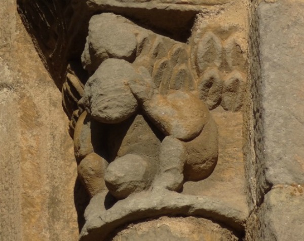 Hombre exhibicionista en un capitel exterior de la iglesia de Cervatos, (Cantabria), siglo XII