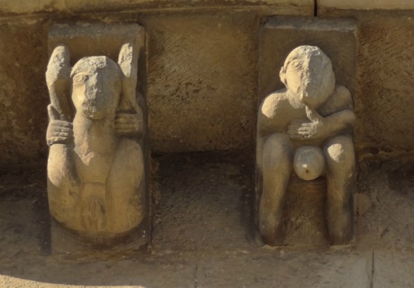 Hombre y mujer exhibicionistas que podemos ver en los canecillos de la iglesia de Cervatos, (Cantabria), siglo XII