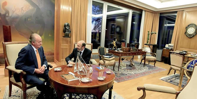 El rey Juan Carlos conversa con Alfredo Pérez Rubalcaba, a quien ha recibido en audiencia en el Palacio de La Zarzuela, en la ronda de consultas del Jefe del Estado para la investidura del presidente del Gobierno.