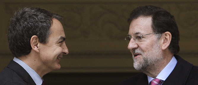 El presidente del Gobierno en funciones, José Luis Rodríguez Zapatero (i), recibe a su sucesor en el cargo, Mariano Rajoy, en el Palacio de la Moncloa, donde hoy se han reunido tras el Consejo de ministros para culminar el traspaso de poderes, cerrado ya por sus respectivos gabinetes.