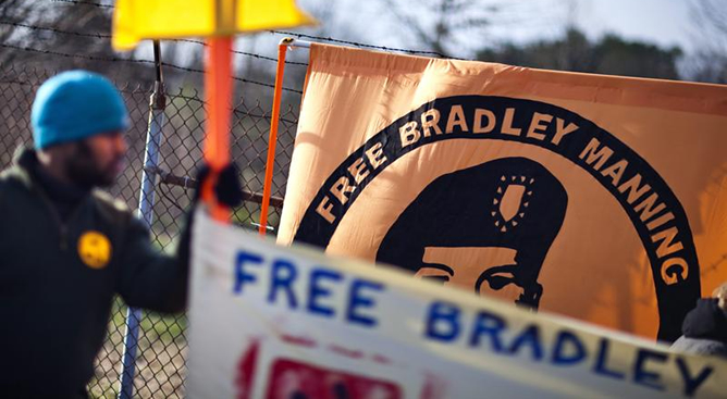 Ciudadanos piden la liberación de Bradley Manning frente a las puertas de la base militar Fort Meade