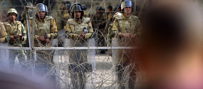 El ejército protege la sede del Consejo de Ministros tras los disturbios en El Cairo