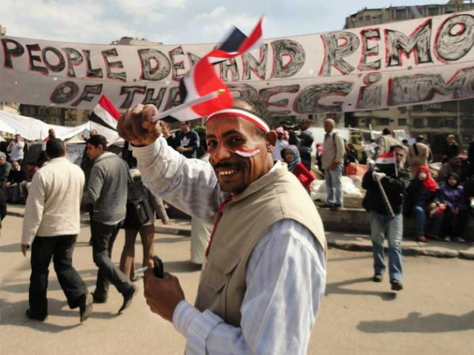 Ciudadanos egipcios celebran la salida de Mubarak el 25 de enero de 2011