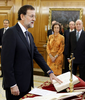 El líder del PP, Mariano Rajoy, ha jurado ante los Reyes el cargo de presidente del Gobierno, en un breve acto celebrado en el Palacio de la Zarzuela que le convierte en el sexto jefe del Ejecutivo de la democracia