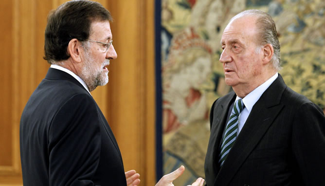 El líder del PP, Mariano Rajoy, conversa con el rey Juan Carlos tras jurar el cargo de presidente del Gobierno, en un breve acto celebrado en el Palacio de la Zarzuela, que le convierte en el sexto jefe del Ejecutivo de la democracia