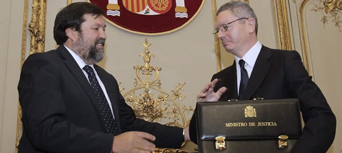 El nuevo ministro de Justicia, Alberto Ruíz-Gallardón, recibe la cartera del departamento correspondiente de manos de su predecesor en el cargo, Francisco Caamaño