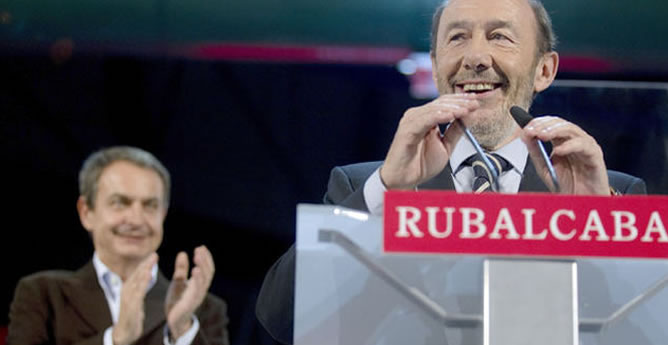 Zapatero aplaude la intervención de Rubalcaba en el único mitin de la campaña electoral del 20-N en el que el expresidente del Gobierno acompañó al candidato socialista