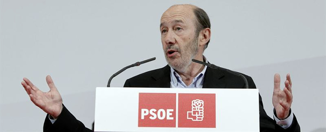 Alfredo Pérez Rubalcaba, durante el anuncio de su candidatura para liderar el PSOE en la sede de UGT-Madrid