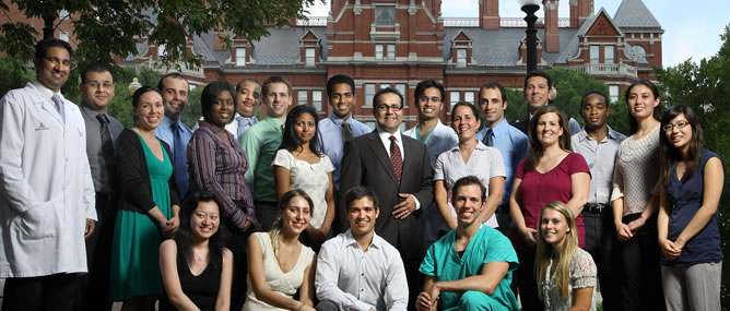 El doctor Hinojosa con su equipo del hospital John Hopkins en una fotografía del año 2008
