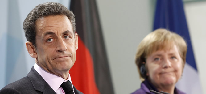 El presidente francés, Nicolás Sarkozy, y la canciller alemana, Angela Merkel, han comparecido en una rueda de prensa en la sede de la cancillería alemana en Berlín, Alemania, este lunes