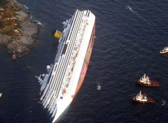 FOTOGALERIA: Vista aérea del buque accidentado