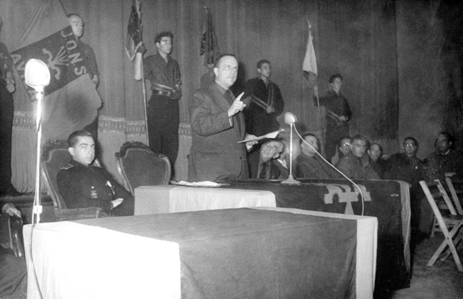 El entonces Delegado Nacional de Asociaciones -un cargo del llamado Movimiento Nacional- se dirige a los asistentes a un acto de la Falange Española (1958)
