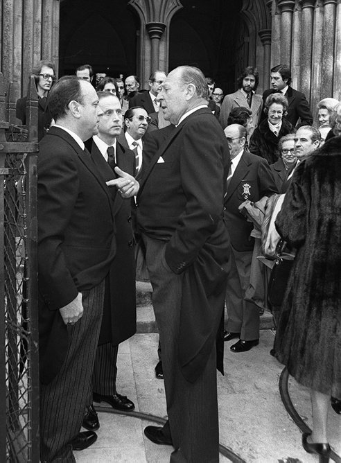 Fraga conversa con don Juan de Borbón, padre del rey Juan Carlos I, tras los funerales en memoria del rey Alfonso XIII celebrados en la capital británica (1974)