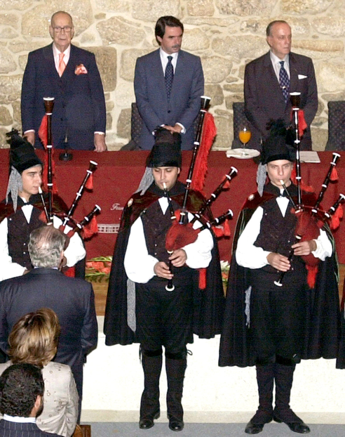 Fraga asiste a un acto cultural como presidente de la Xunta de Galicia, acompañado por el entonces presidente del Gobierno, José María Aznar, y el ganador del Premio Nobel Camilo José Cela (24-10-2001)