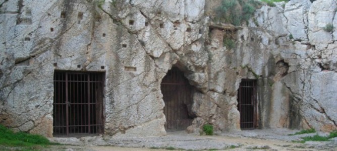 Prisión de Sócrates en la colina de Filopapos en Atenas