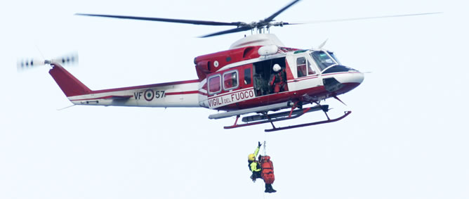 El tercer rescatado en el 'Costa Concordia' es trasladado en helicóptero al hospital