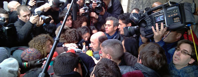El exministro ha acudido al domicilio madrileño de los Fraga acompañado del vicesecretario general del PSOE, José Blanco