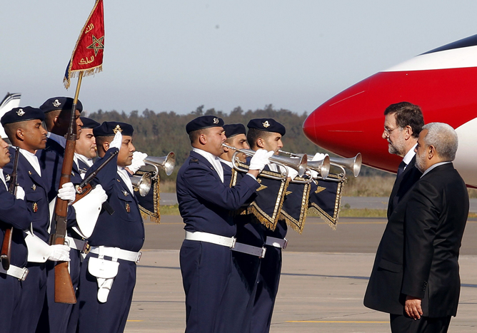 El primer ministro marroquí recibe en el aeropuerto de Rabat a Mariano Rajoy