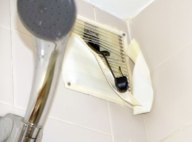 Unos turistas madrileños encontraron una cámara en la ducha de su hotel de Barcelona